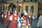 Hostí doprevádza Rytiersky rád sv. Juraja z Vyšehradu (Visegrád, MR)