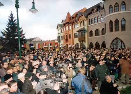 Das offiziele Programm und feierliche Reden der Gste bei der bergabe des Europa Platzes: Herr Ferenc Mdl - Prsident der Ungarischen Republik, Herr Pavol Hamk - der stellvertretender Ministerprsident der Regierung der Slowakischen Republik, Herr Walter Rochel - Bootschafter der Delegation der Europischen Komission in der Slowakei, Herr Bla Bugr - stellvertretender Vorsitzender des Slowakischen Parlaments.