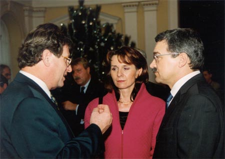 Mr. Pavol Hamk with his wife in discussion with the mayor of Komrno, Mr. tefan Psztor.
