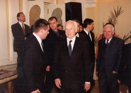 Prezident Ferenc Mdl s hosami na recepcii.