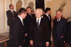 Prezident Ferenc Mádl s hosťami na recepcii.