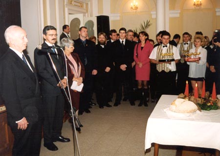 Dr. Mdl Ferenc, a Magyar Kztrsasg elnke a vendgek trsasgban a fogadson.