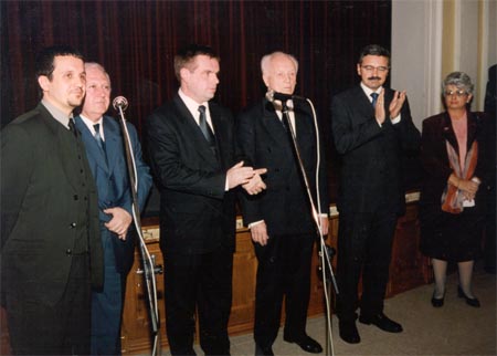 Prezident Ferenc Mdl s hosami na recepcii.