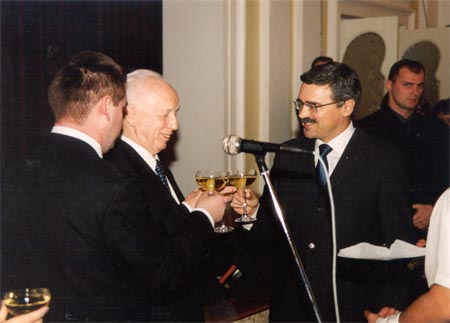 Dr. Mdl Ferenc, a Magyar Kztrsasg elnke a vendgek trsasgban a fogadson.