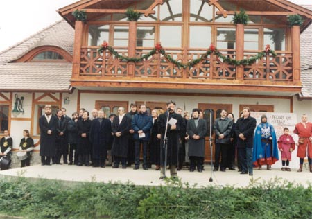 Feierliche Reden der Gste: Herr Zoltn Rockenbauer - Kuturminister der Ungarischen Republik, Frau Gabriella Jarbik - Direktorin der Sektion der Minderheitenkultur des Kulturministeriums der SR, Herr tefan Psztor - Oberbrgermeister von Komrno, Herr Zoltn Sznssy, Herr Mikls Fehr - Vertreter der Brgerinitiative PALATINUS.