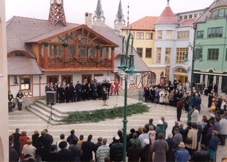 Ceremonial speeches of the guests: Mr. Zoltn Rockenbauer, Minister of Culture of Hungarian Republic, Mrs. Gabriella Jarbik, Director of Department of Culture of National Minorities of the Ministry of Culture of the Slovak Republic, Mr. tefan Psztor, Mayor of Komrno, Mr. Zoltn Sznssy, Mr. Mikls Fehr, representing of Civic Association PALATINUS.