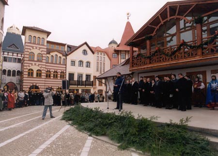 nnepi beszdet mondott: Rockenbauer Zoltn r, a Magyar Kztrsasg kultuszminisztere; Jarbik Gabriella, a Szlovk Kztrsasg Kulturlis Minisztriuma Nemzetisgi Fosztlynak vezrigazgatja; Dr. Sznssy Zoltn r-helytrtnsz; valamint Psztor Istvn mrnk, Rvkomrom vros polgrmestere. A vendgeket Fehr Mikls, a Palatinus Polgri Trsuls elnke ksznttte.