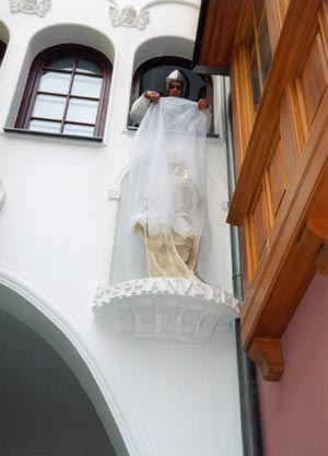 Mr. Zoltn Rockenbauer and Mrs. Gabriella Jarbik during the revealment of the statue of St. Stephan the King and the Queen Gizela Bavarian