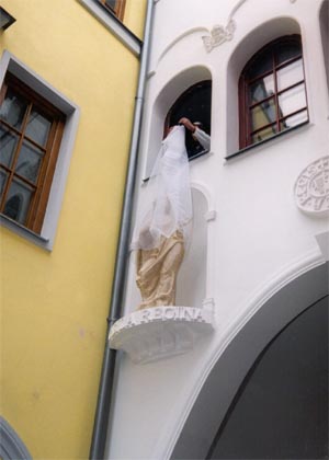 Herr Zoltn Rockenbauer und Frau Gabriella Jarbik bei der Enthllung der Statue des Hl. Stephanus und Knigin Gisela aus Bayern