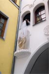 Herr Zoltn Rockenbauer und Frau Gabriella Jarbik bei der Enthllung der Statue des Hl. Stephanus und Knigin Gisela aus Bayern