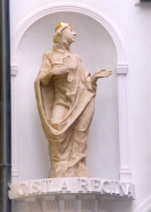 Die Statue der Knigin Gisela aus Bayern