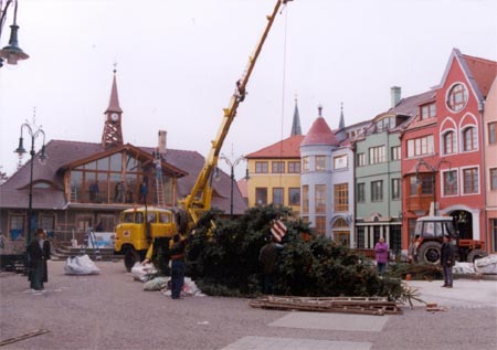 Das erste Weihnachtsbaum des Europa Platzes.