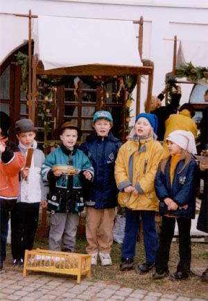 Weihnachtslieder gesungen von Schler der Komensky-Grundschule unter der Leitung von Fr. Maria Vrs.