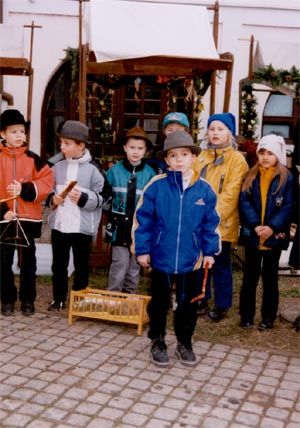 Weihnachtslieder gesungen von Schler der Komensky-Grundschule unter der Leitung von Fr. Maria Vrs.