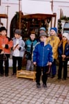 A Komensk Utcai Alapiskola legfiatalabb tanuli Vrs Mria vezetsvel karcsonyi dalokat adnak el.