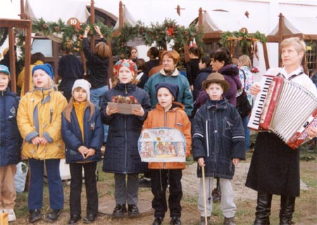 Weihnachtslieder gesungen von Schler der Komensky-Grundschule unter der Leitung von Fr. Maria Vrs.