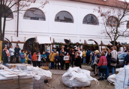 Weihnachtslieder gesungen von Schler der Komensky-Grundschule unter der Leitung von Fr. Maria Vrs.