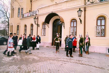 A Tiszti pavilonba rkez vendgeket a Hajs nptncegyttes tagjai fogadjk.