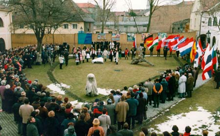 Az egykori Zichy-palota udvara  a nneplyes alapklettel sznhelye. Httrben az ptkezs  a jvendbeli Eurpa-udvar.