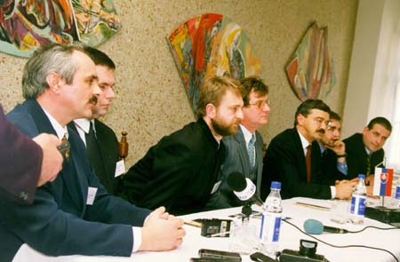 Tlaov beseda v malom salne (zava doprava): Takcs Peter - generlny dodvate stavby, Peter Varga - manager projektu, Nndor Litomericzky  autor projektu, tefan Psztor  primtor mesta, Pavol Hamk - podpredseda vldy SR, Marcel Kasanick  riadite Kancelrie podpredsedu vldy SR, Martin Varga  riadite Euro Investa, a.s. Bratislava.