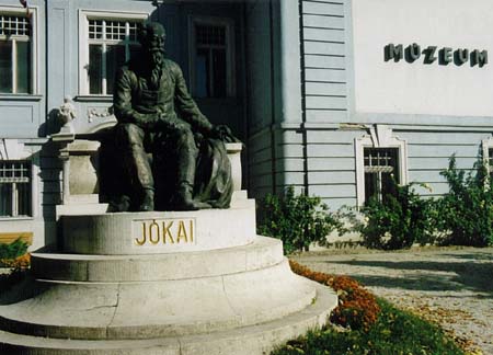 Die Mr Jkais Statue - die Dauerausstellung