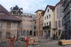 Die Arbeiter der Firma SATES, A.G. Povaská Bystrica legen den Steinbelag.