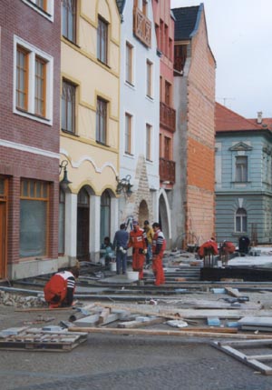 Die Arbeiter der Firma SATES, A.G. Povask Bystrica legen den Steinbelag.