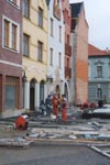Die Arbeiter der Firma SATES, A.G. Povaská Bystrica legen den Steinbelag.