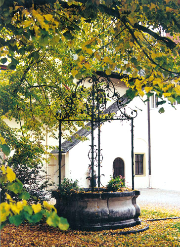 Der Brunnen aus Komrno in Gmunden, Hof des Schlosses Orth.