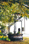 Der Brunnen aus Komrno in Gmunden, Hof des Schlosses Orth.