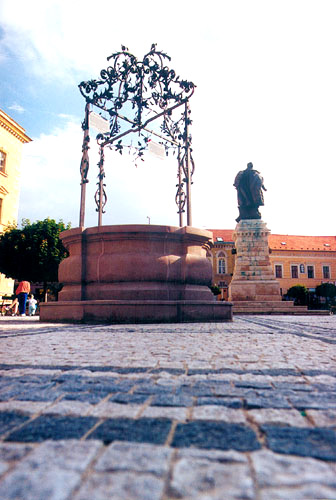 The town well and the statue of gen. Klapka