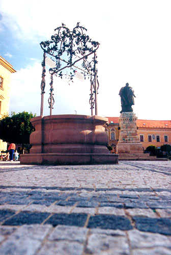 Der Brunnen und die Klapka Statue.