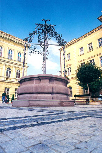 The reconstruction copy of the town well in the gen. Klapka Square