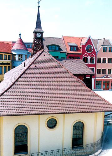 Zeuge der Vergangenheit (rekonstruierte Fassade der Synagoge).