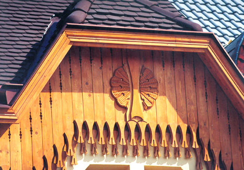 Reiches Holzornament an der Fassade des sterreichischen Hauses.