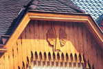 Reiches Holzornament an der Fassade des sterreichischen Hauses.
