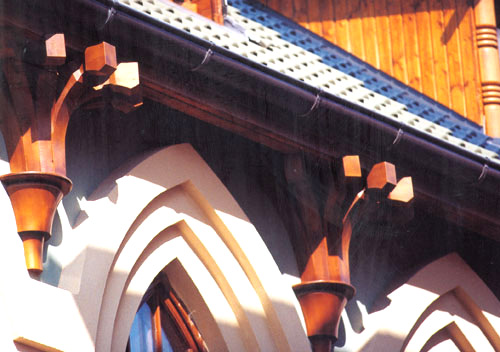 Bogenfrmige Dachtraufen des Trkischen Hauses.