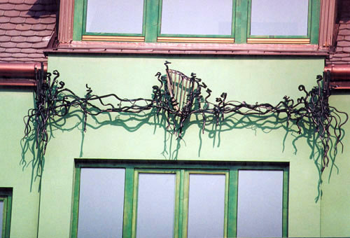 Schmiedeeisen-Ornament an der Fassade des Irischen Hauses.