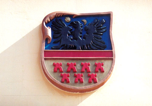The coat of arms of Transylvania on the western facade of the Transylvanian House.