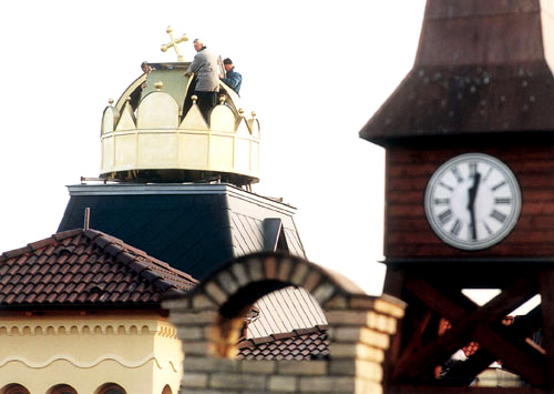 The fixing of the Crown of St. Stephen