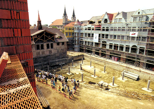 The crowds of the interested persons in the building site.