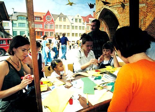 Kinder lernen Papierfalzung.