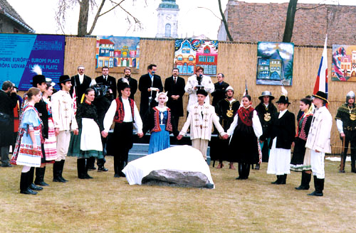 The foundation stone surrounded by the folk dance groups Shipbuilder and Danube