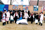 The foundation stone surrounded by the folk dance groups Shipbuilder and Danube