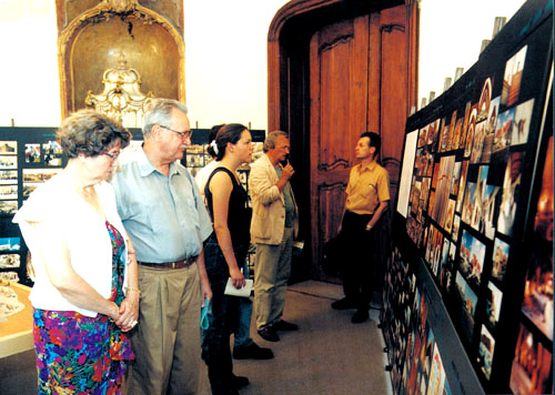 Besucher der Ausstellung.