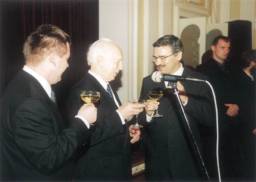 The toast given by Ferenc Mdl the President of the Hungarian Republic on the occasion of the ceremonial passing of the Europe Place in the main hall of Officers Pavilion