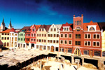 Das Geschäftshaus unter dem Platz wird gebaut.