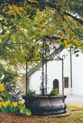 Der Brunnen aus Komrno in Gmunden, Hof des Schlosses Orth.