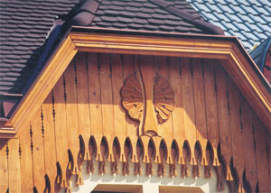 Reiches Holzornament an der Fassade des Österreichischen Hauses.