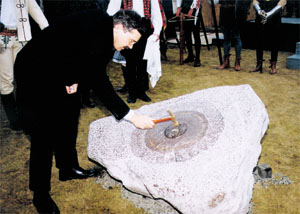 Pavol Hamžík, ktorý prebral záštitu nad dielom, poklepáva základný kameň.